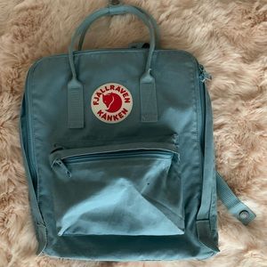 Women’s Fjall Raven Kanken backpack
